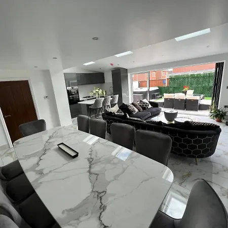 Luxury 4 Bedroom Retreat; With Hot Tub & Parking Дом отдыха *
