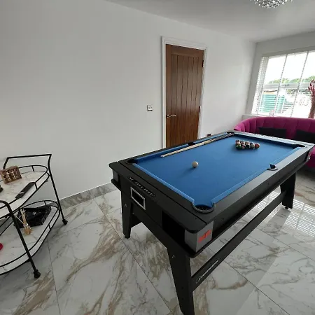 Дом отдыха Luxury 4 Bedroom Retreat; With Hot Tub & Parking