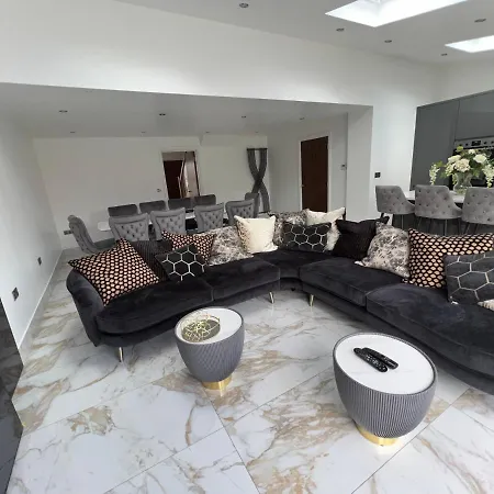 Luxury 4 Bedroom Retreat; With Hot Tub & Parking Дом отдыха Бирмингем