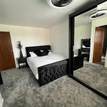 Luxury 4 Bedroom Retreat; With Hot Tub & Parking Бирмингем
