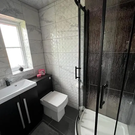 Luxury 4 Bedroom Retreat; With Hot Tub & Parking