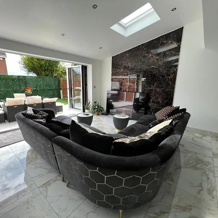 Дом отдыха Luxury 4 Bedroom Retreat; With Hot Tub & Parking *